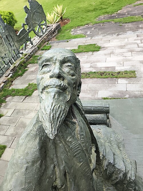 Later depiction: a modern commemorative sculpture in Xiamen Garden Expo Park. Portrait of Hui Shi